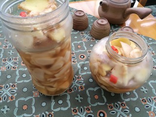 12、吃出好身材，三文鱼沙拉晚餐,取几片提前做好的泡姜(沙拉往往偏寒凉，一定要加姜及胡椒以均衡寒热)