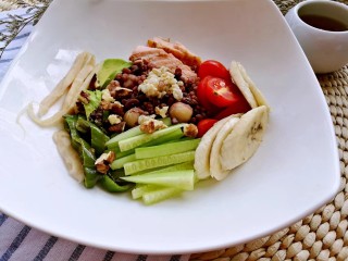 15、吃出好身材，三文鱼沙拉晚餐,将三文鱼、牛油果、黄瓜、赤小豆薏米藜麦、西红柿、菜椒、洋葱、醋姜、香蕉摆盘，一餐就有十三种有利于瘦身的食材和调料，提供丰富的营养，去湿健脾并控制摄入卡路里