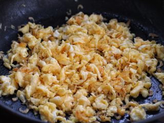 1、韭菜鸡蛋虾皮馅饼,将鸡蛋打散倒入油锅中炒熟后捣成碎块，再放入虾皮翻炒均匀关火晾凉