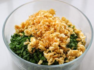 3、韭菜鸡蛋虾皮馅饼,韭菜提前洗净沥干水分切碎放入容器中，然后调入50克食用油拌匀，再放入虾皮和鸡蛋