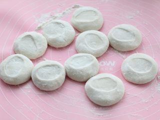 5、韭菜鸡蛋虾皮馅饼,将面团揉匀后分成均匀的十个小剂子，用手掌按扁