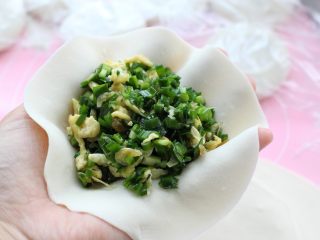 7、韭菜鸡蛋虾皮馅饼,这时候在馅料里加入适量的盐拌匀，取一张饼皮放上适量的馅料