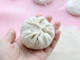 8、韭菜鸡蛋虾皮馅饼,可以像包包子一样捏严收口，反正就是想办法把收口封住就对了