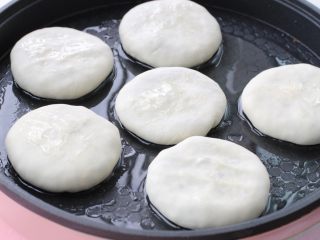 10、韭菜鸡蛋虾皮馅饼,平底锅中放适量食用油，将饼胚排放锅中开小火