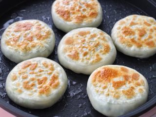 11、韭菜鸡蛋虾皮馅饼,待馅饼的两面煎成焦黄色，出锅即可