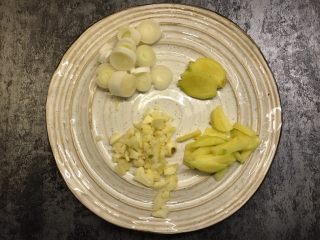 4、糖醋虾,大葱切片，大蒜切碎，生姜切片