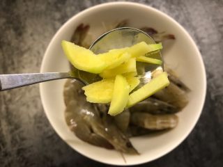 6、糖醋虾,放入两片生姜