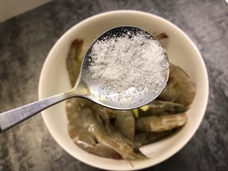 7、糖醋虾,加入一勺盐