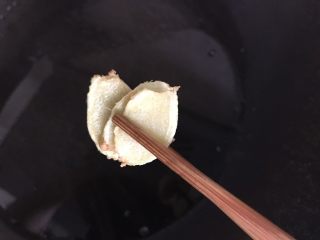 10、糖醋虾,夹出姜片和花椒