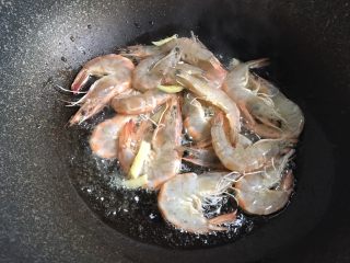 11、糖醋虾,加入鲜虾