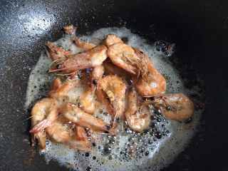 12、糖醋虾,炸至虾壳变脆