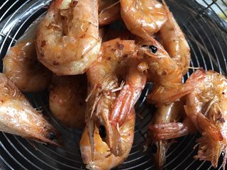 13、糖醋虾,将炸好的虾捞起备用