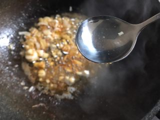 15、糖醋虾,加入五勺白醋