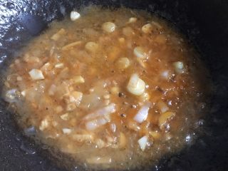 18、糖醋虾,小火慢熬一分钟，调成糖醋汁