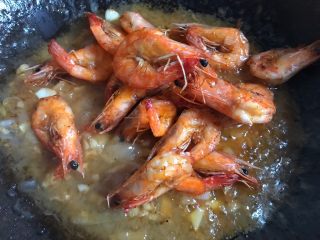 19、糖醋虾,加入炸好的虾