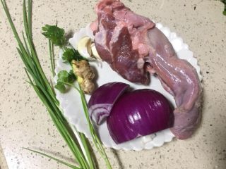 1、巴渝味凉拌猪舌,准备所需食材