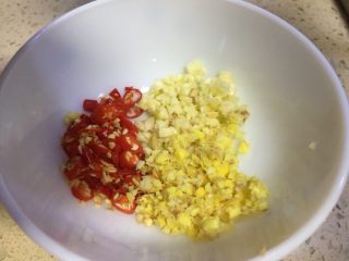 2、巴渝味凉拌猪舌,老姜大蒜切末,小米辣剁碎,装入碗里