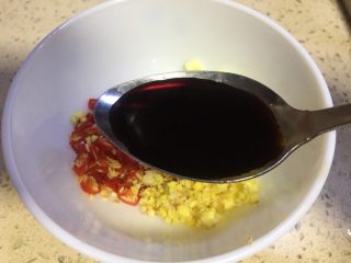 3、巴渝味凉拌猪舌,放入生抽