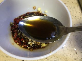 4、巴渝味凉拌猪舌,放入香醋