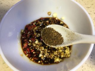 5、巴渝味凉拌猪舌,放入花椒面