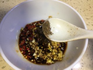 6、巴渝味凉拌猪舌,放入五香粉