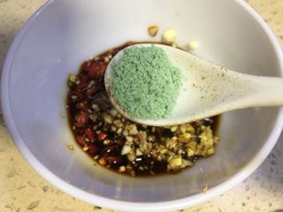 7、巴渝味凉拌猪舌,放入蔬之鲜