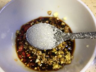 8、巴渝味凉拌猪舌,放入白糖