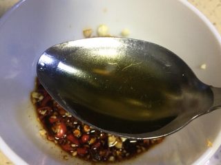 9、巴渝味凉拌猪舌,放入芝麻油