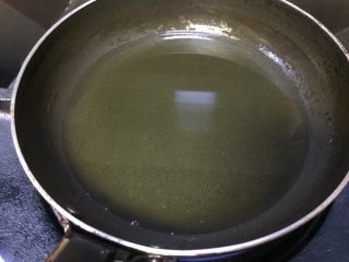 10、巴渝味凉拌猪舌,取小锅加入适量的油加热