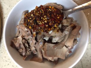 13、巴渝味凉拌猪舌,放入碗里,加入刚才调制好的调料