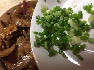 14、巴渝味凉拌猪舌,撒上葱花增鲜香