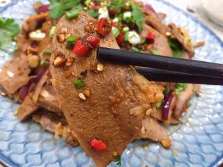 15、巴渝味凉拌猪舌,搅拌均匀小酌或吃法都是很美味的