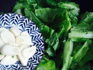 8、家常菜+清炒油麦菜,放入蒜片