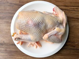 1、虫草花鸡汤,土鸡一只，买的时候让店家杀好，把毛处理干净，破开肚子，把内脏去掉，屁股和头切掉不要，再清洗干净待用。