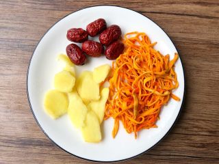 2、虫草花鸡汤,虫草花剪掉根部，浸泡一会儿清洗干净待用，红枣冲洗干净，生姜去皮洗净切片待用。