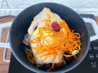 5、虫草花鸡汤,把姜片，红枣，虫草花放入锅里。