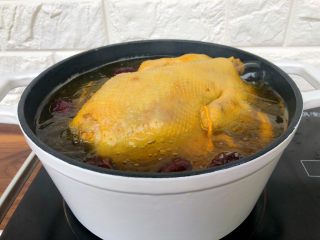 8、虫草花鸡汤,熬好以后加入少许鸡精即可出锅。