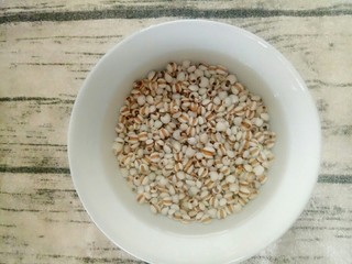 2、排骨薏米汤,薏米先用水泡一个钟