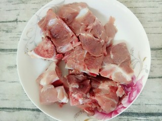 3、排骨薏米汤,排骨洗干净