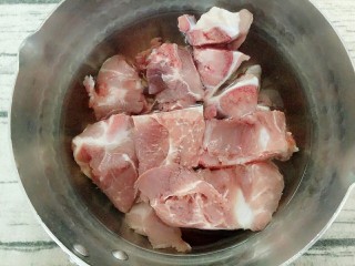 4、排骨薏米汤,洗干净的排骨放入锅里加冷水