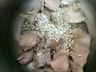 9、排骨薏米汤,清洗好的薏米也放入高压锅中