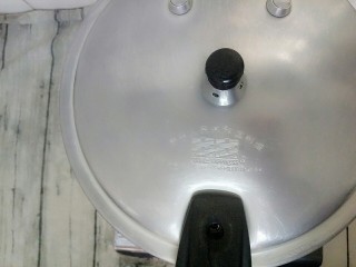 11、排骨薏米汤,盖上盖子大火跑气后转小火压二十分钟