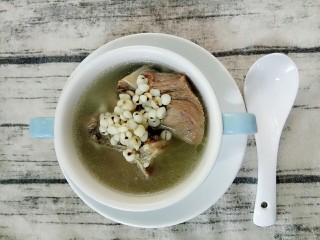 12、排骨薏米汤,出锅按自己口味加盐然后装碗