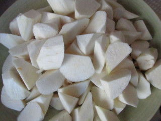 1、炒青虾仁,茭白去皮切滚刀块