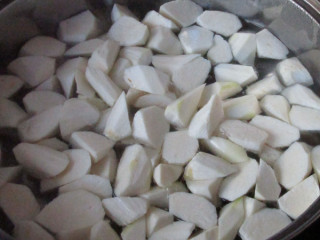 2、炒青虾仁,开水焯烫一分钟左右，去除草酸