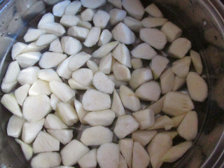 3、炒青虾仁,然后立即投入凉水里过凉，这样可以保持茭白的脆感