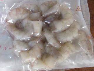 4、炒青虾仁,冷冻的青虾仁提前解冻