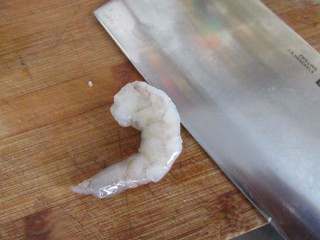 5、炒青虾仁,背部切口以便于成形。有虾线的话也方便取出