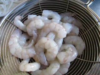 6、炒青虾仁,处理好的虾仁清洗后滤水