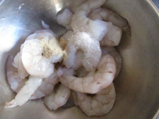 7、炒青虾仁,放入碗中加胡椒粉和黄酒及少许盐抓拌均匀腌制几分钟，这样可以很好的去腥